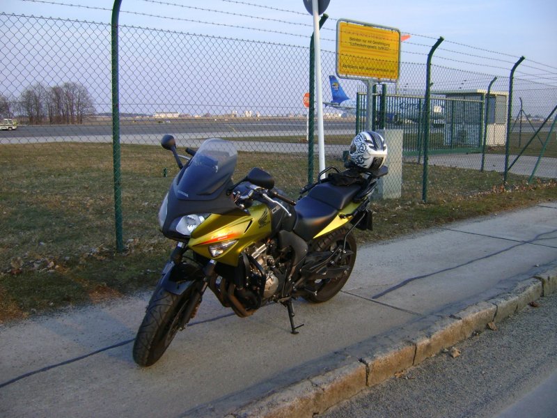 meine Honda am Zaun des alten Flughafens Schönefeld (klick)