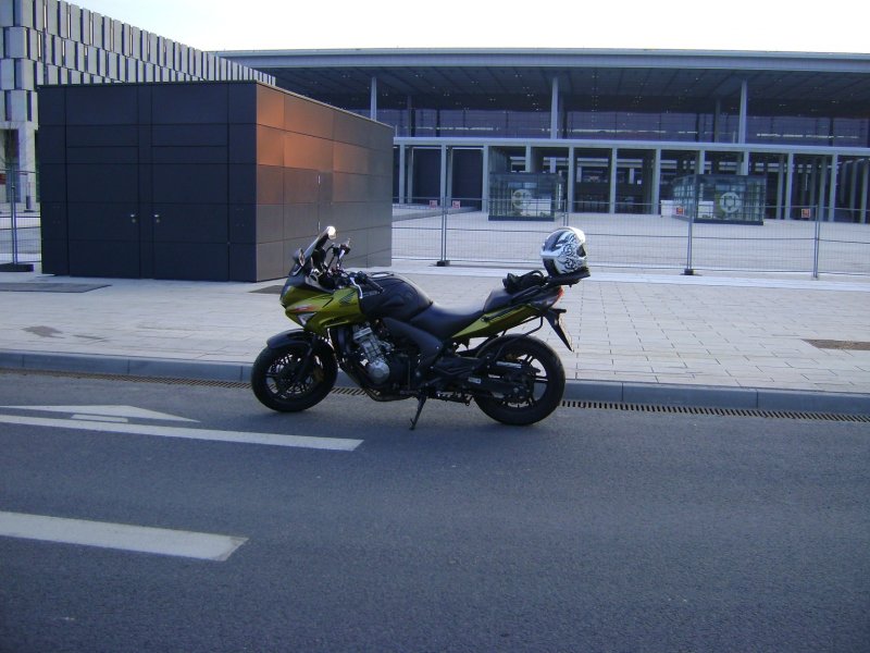 Meine Honda am Hauptgebäude vom Flughafen Berlin Brandenburg „Willy Brandt“ (klick)